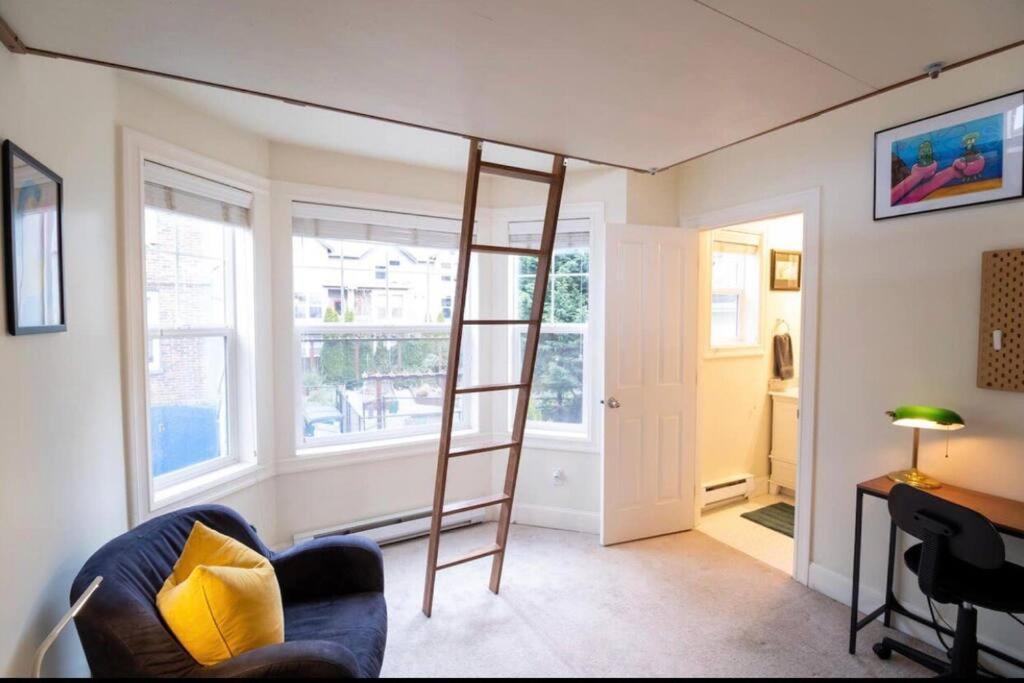 Adorable Cozy House With Parking And Loft! Villa Seattle Exterior photo